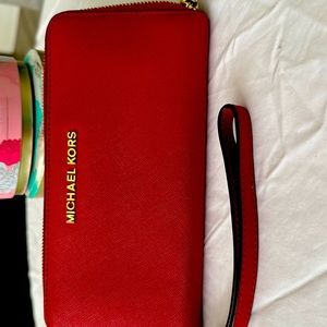MICHAEL KORS wallet comes with wristband.very good condition.moving sale